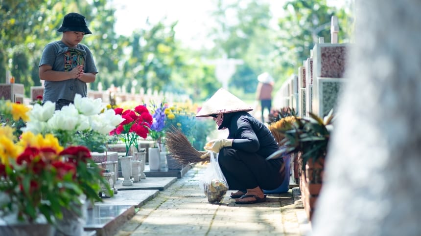 Mơ thấy bạn dọn cỏ, sửa sang mộ người lạ