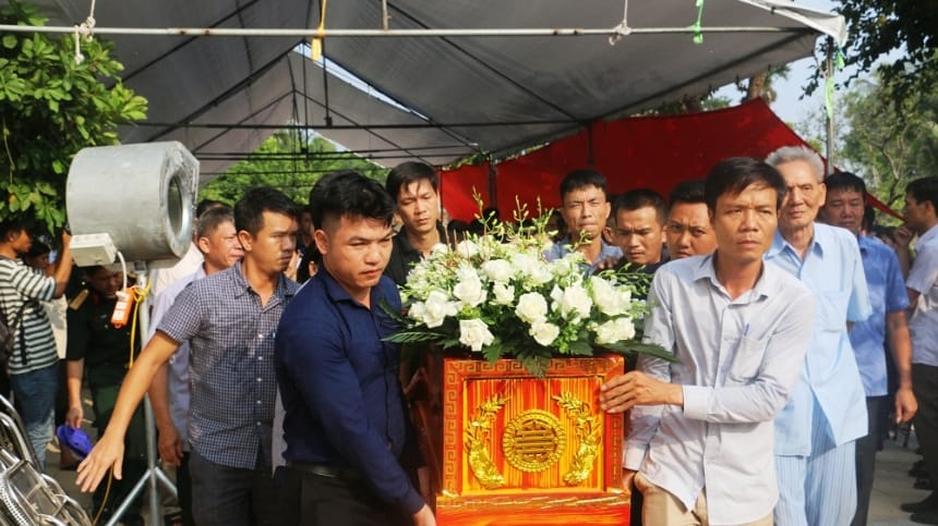 Mơ thấy người chết nằm trong quan tài kèm đám tang đông người