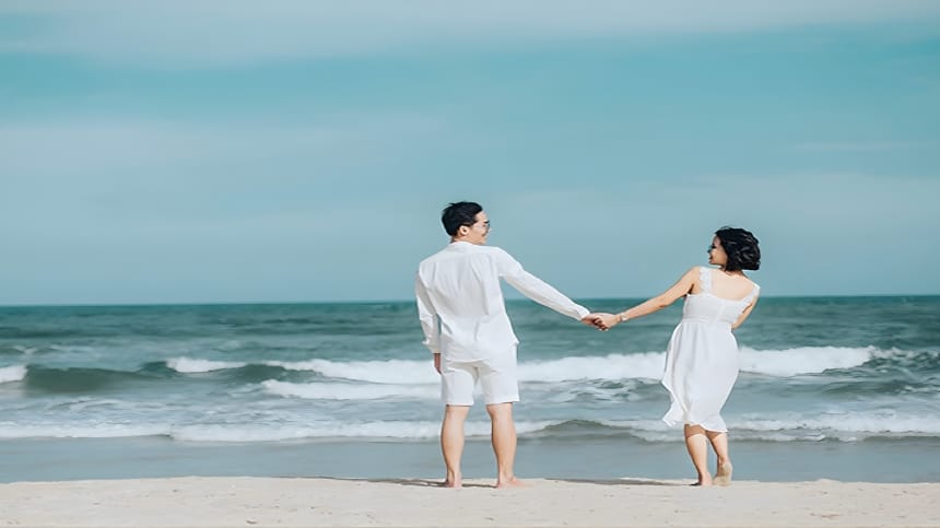 Thấy crush nắm tay người yêu trước mặt bạn