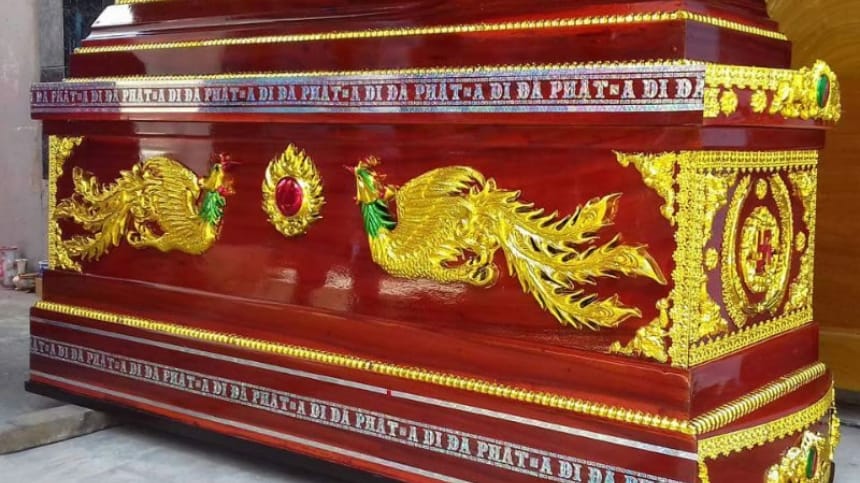 Thấy quan tài màu đỏ đóng kín, mới tinh