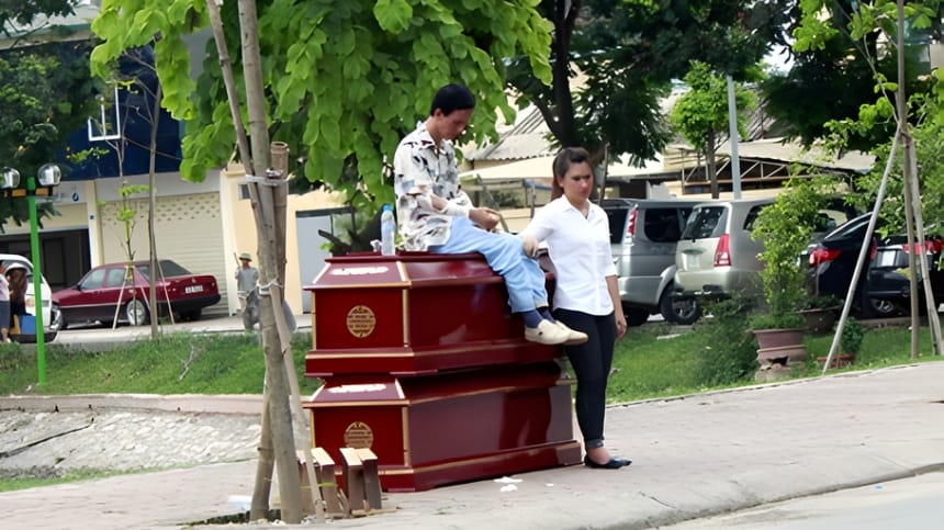 Thấy quan tài màu đỏ ở ngoài đường