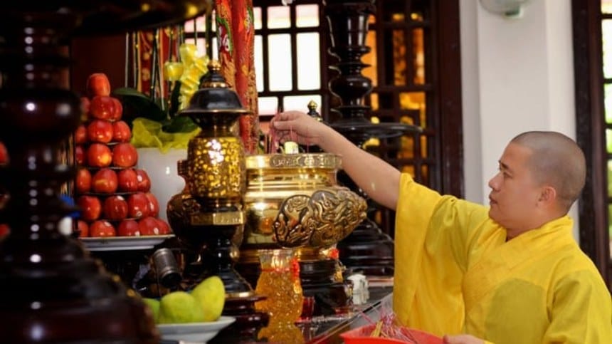 Vì sao cuối năm cần bao sái bàn thờ Phật