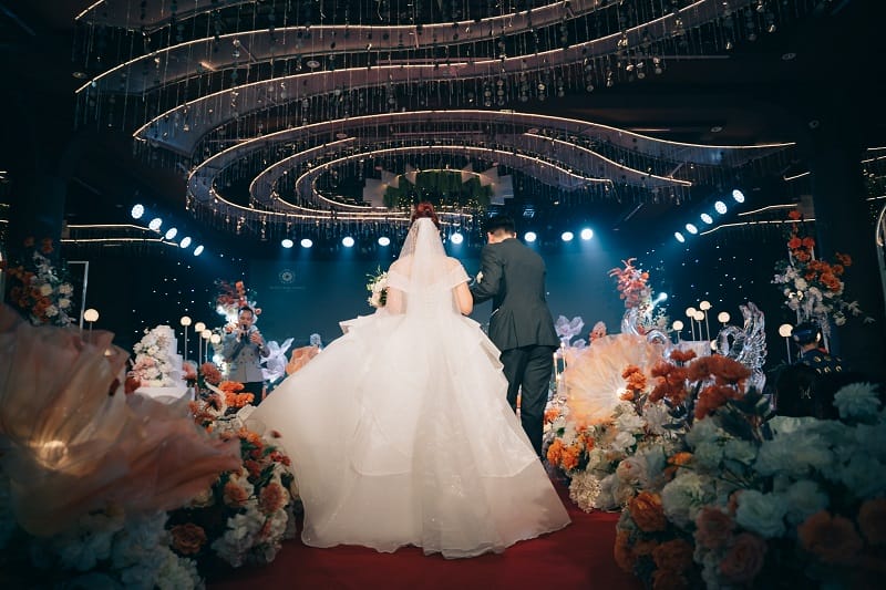 Hình ảnh một người phụ nữ/đàn ông tươi cười, rạng rỡ, bước đi về phía trước
