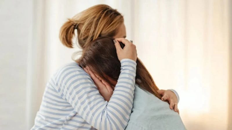 Mơ khóc nức nở trên vai người khác