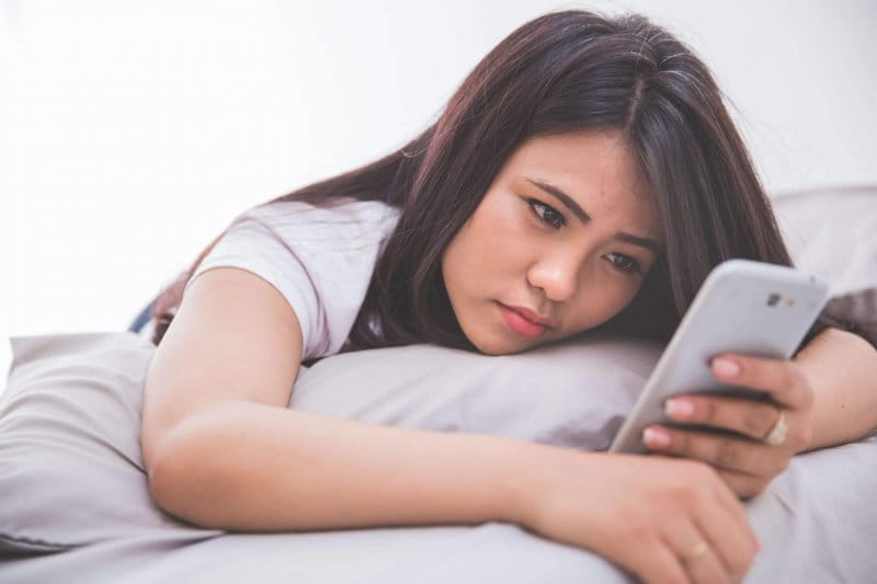 Mơ thấy người yêu cũ nhắn tin có thể là điềm báo rằng hai người vẫn còn duyên nợ với nhau