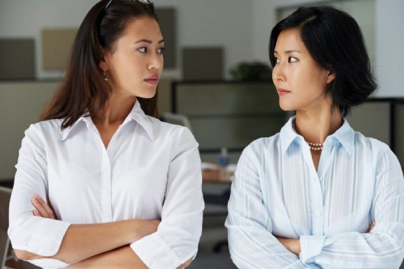 Thành tâm thắp hương là cách thể hiện lòng hiếu kính khi mơ thấy người thân