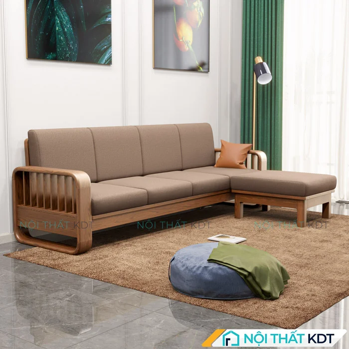 Sofa gỗ thiết kế sang trọng là điểm nhấn ấn tượng cho phòng khách diện tích lớn.