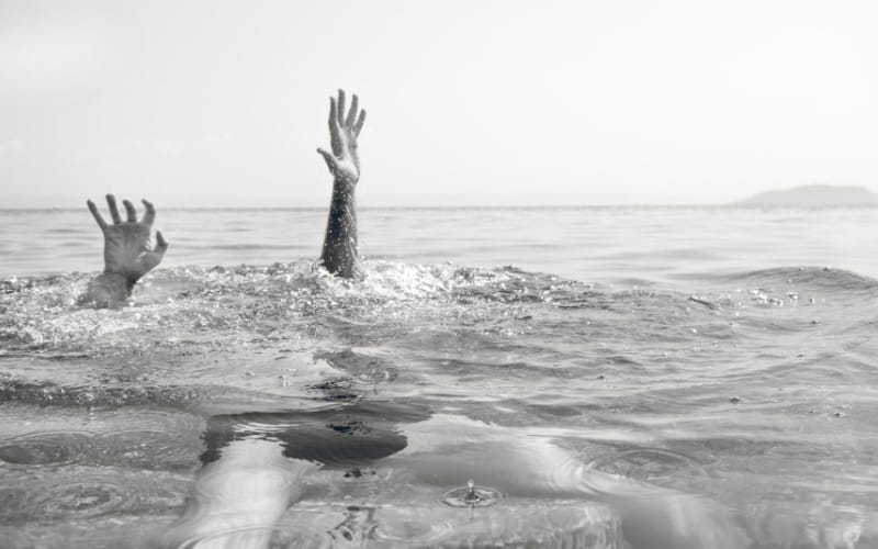 Mơ thấy bạn chết đuối thể hiện bạn đang lắng vấn đề gì đó.