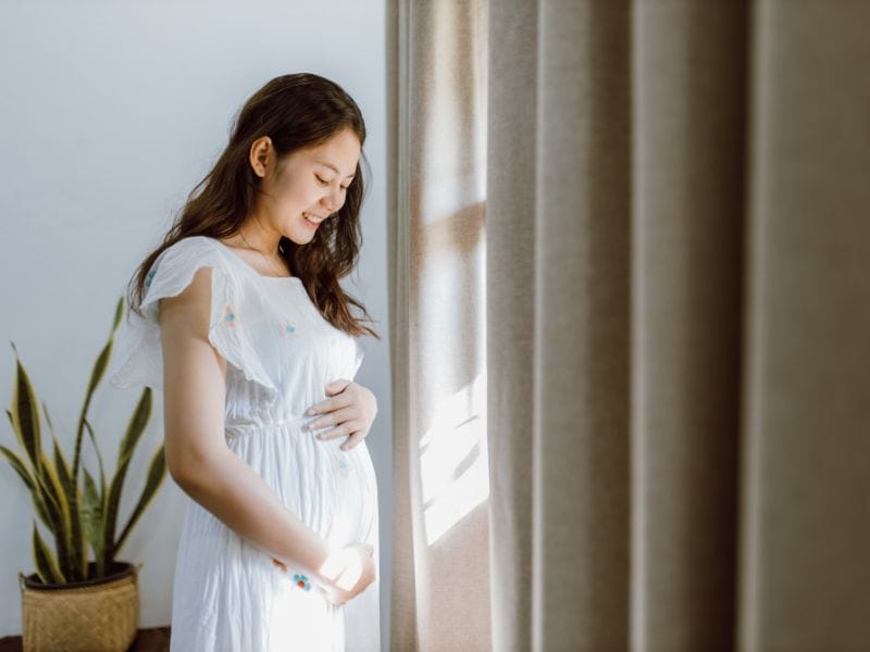 Mơ thấy có bầu và sinh con gái là điềm gì