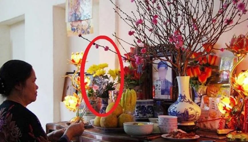 Lọ hoa đặt bên trái hay bên phải bàn thờ là chính xác?