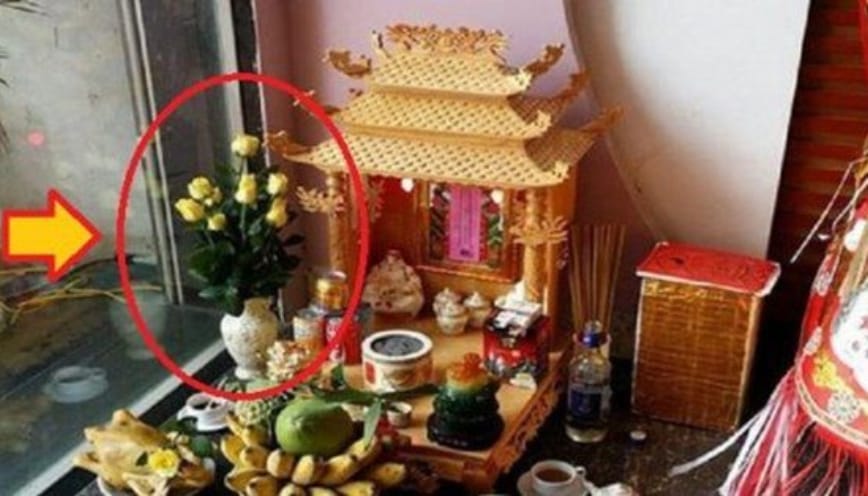 Những điều cần tránh khi đặt lọ hoa trên bàn thờ