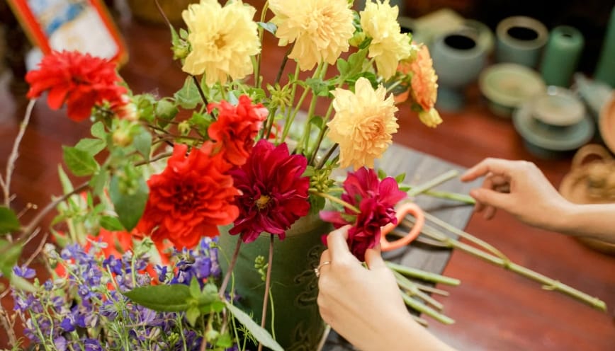 Cắm hoa dáng truyền thống
