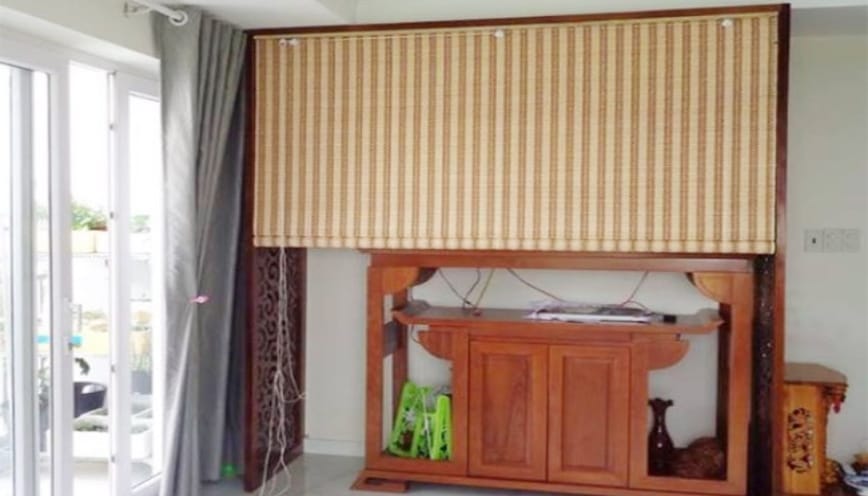 Rèm trúc tự nhiên thường dùng để che bàn thờ trong phòng khách