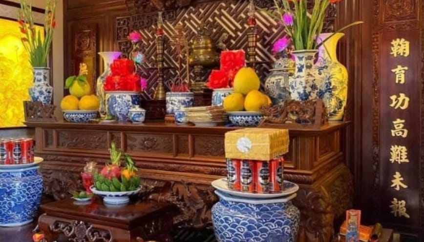 Trên bàn thờ gia tiên gồm những vật phẩm nào?