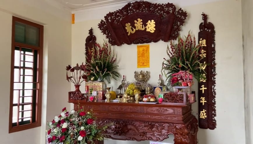Vị trí đặt bình hoa trên bàn thờ